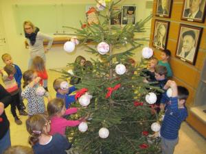 Novoletni smrečici na občini so že šesto leto okrasili otroci iz radovljiškega vrtca.